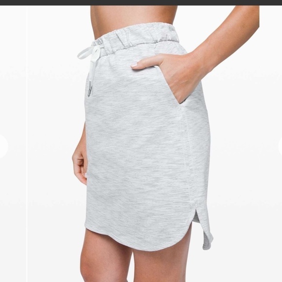 [2] Lululemon Athletica Grey & White Stripe On The Fly Skirt Women’s Like New - Picture 2 of 13